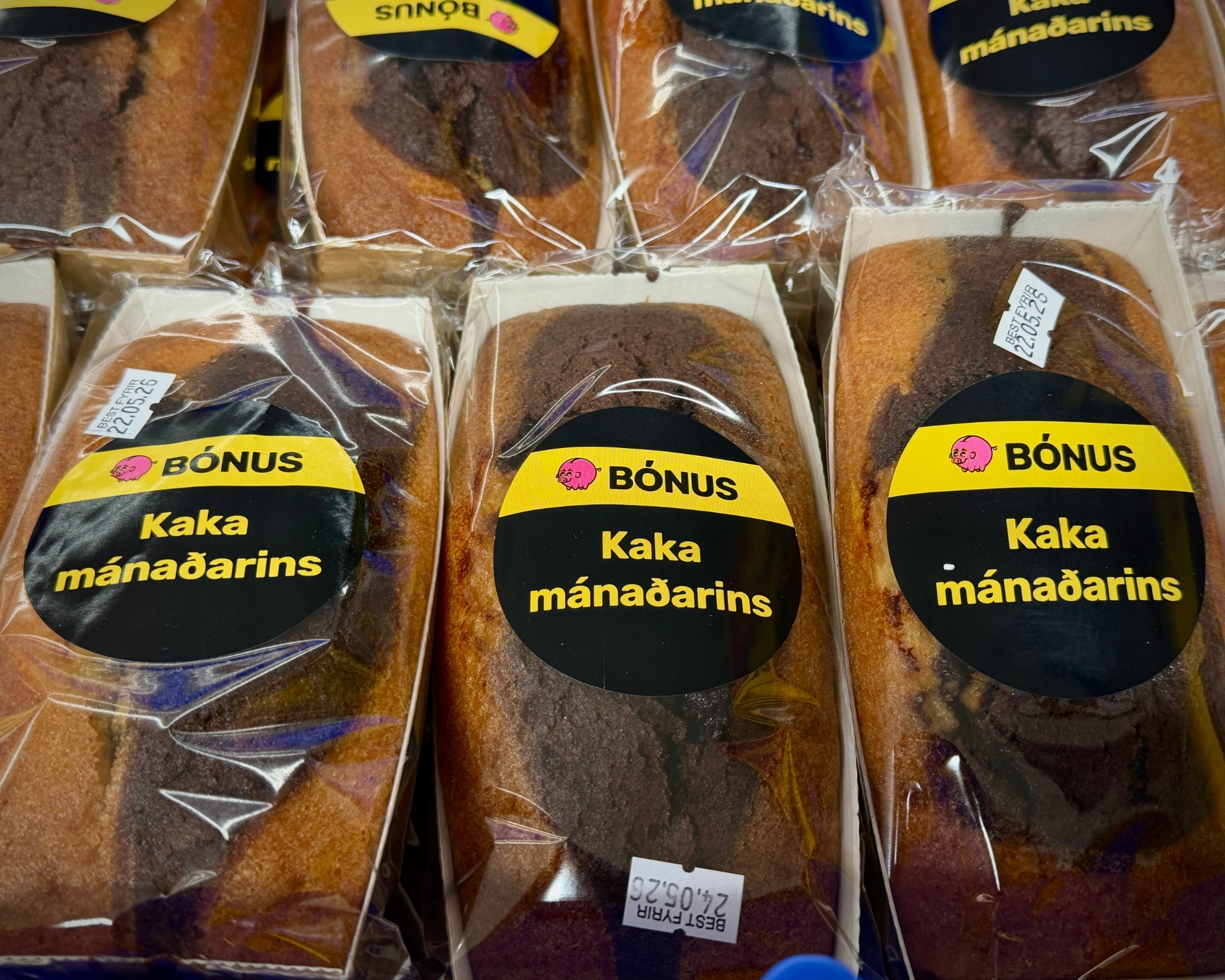 Kaka mánaðarins frá Bónus í umbúðum með vöruheiti og dagsetningum